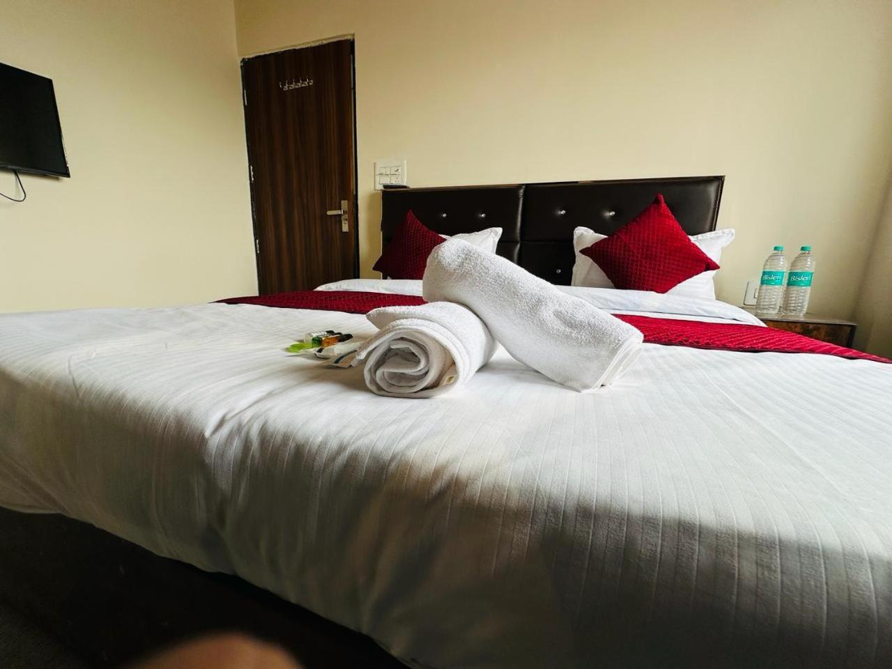 The Lord Krishna Residency Vrindavan Hotel Exterior photo