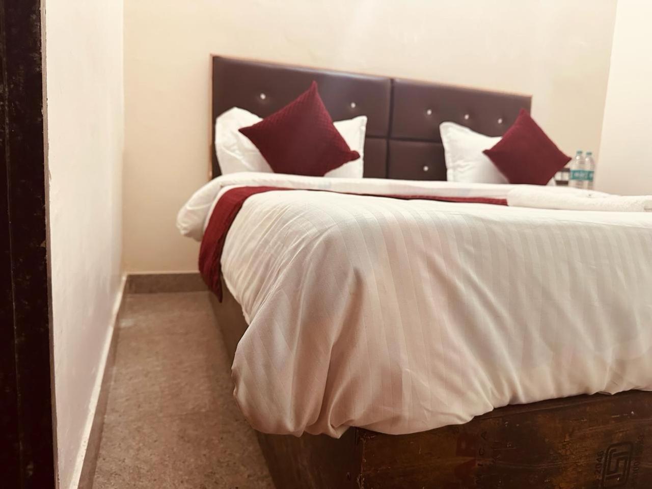 The Lord Krishna Residency Vrindavan Hotel Exterior photo