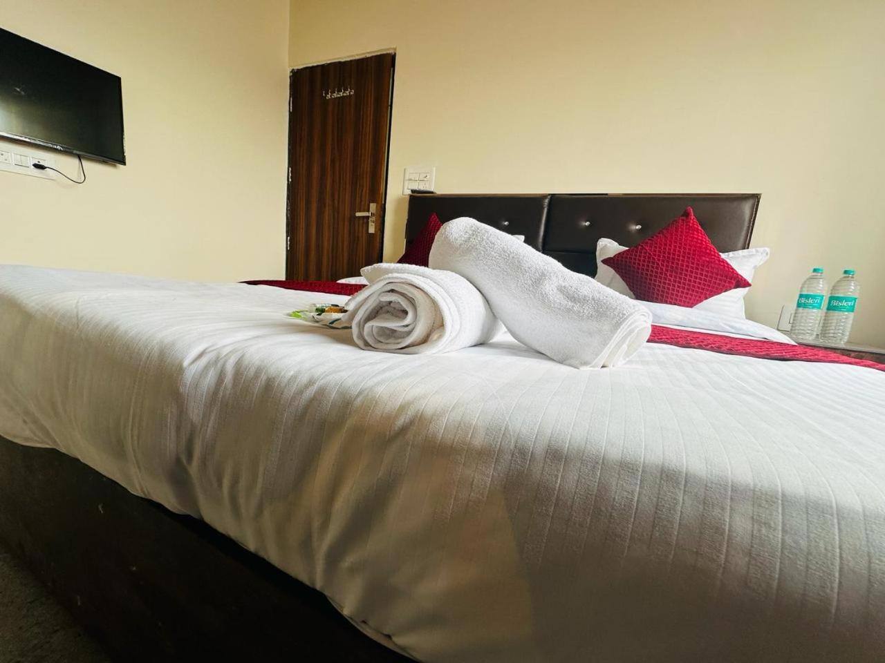The Lord Krishna Residency Vrindavan Hotel Exterior photo